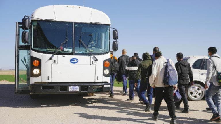 Críticas a Texas por la muerte de un niño en un viaje de reubicación de inmigrantes