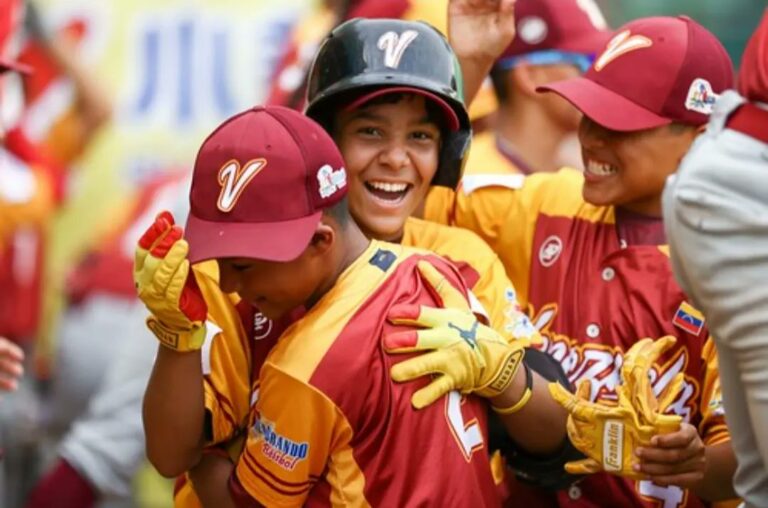 Venezuela derrotó a Dominicana y sigue en pie por la clasificación