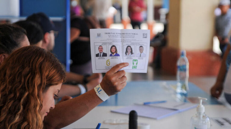 Los centros de votación cierran en Guatemala para empezar conteo de papeletas