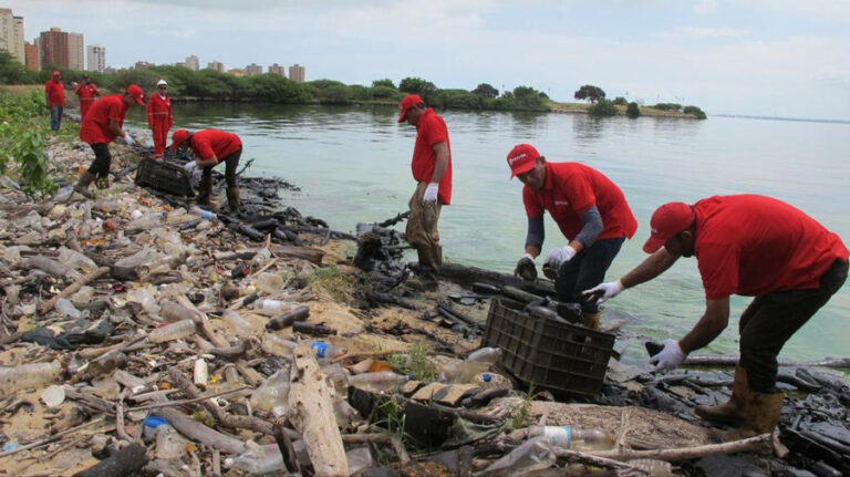 Retiran toneladas de plástico en el Lago de Maracaibo