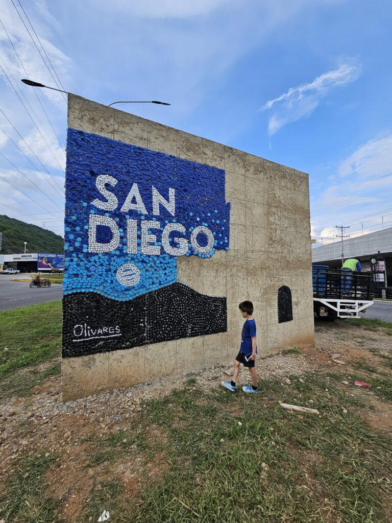 Olivares inició un nuevo mural en San Diego