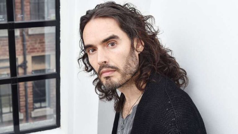 Russell Brand califica de angustiosa su situación tras ser acusado de agresiones