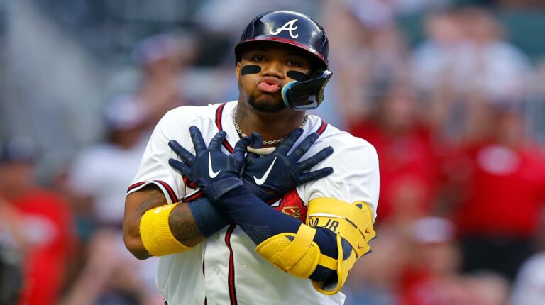 Acuña comandó la sufrida victoria de Atlanta contra Phillies