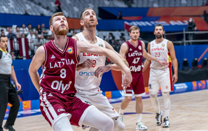 Letonia le complica el camino a España