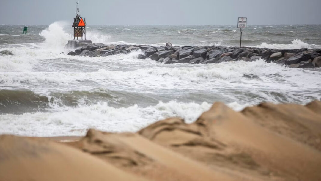 La tormenta tropical Ophelia toca tierra en Carolina del Norte con fuertes vientos