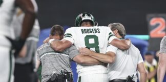Aaron Rodgers se lesiona en su estreno con los Jets
