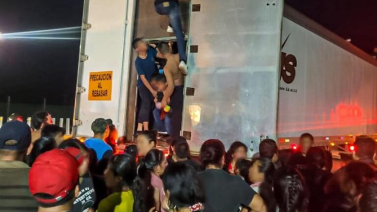 Localizan a 350 migrantes hacinados y deshidratados dentro de un tráiler en México