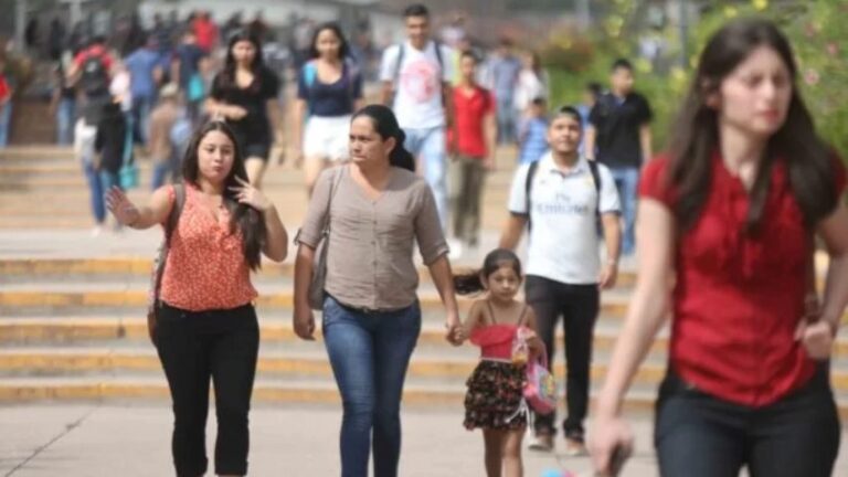 Las mujeres continúan en desventaja con respecto a los hombres en los objetivos del milenio