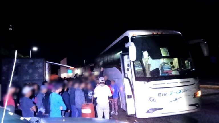 Hallan a 178 migrantes en autobús de pasajeros en estado de México