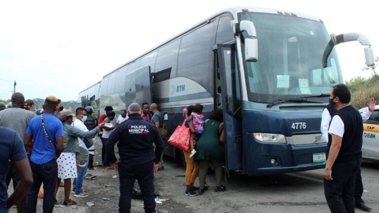 Autoridades mexicanas interceptan a 257 migrantes que viajaban en dos autobuses