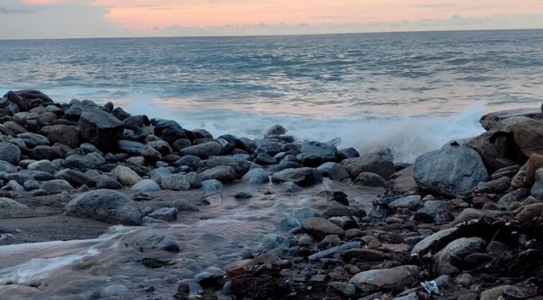 Prohíben el uso de playas en el Litoral Central por fuerte oleaje