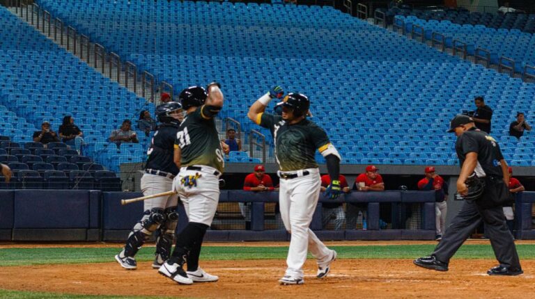 Leones defendió su cueva de la manada felina
