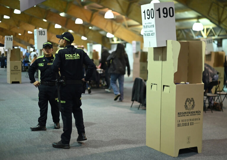 Cierran centros de votación en Colombia