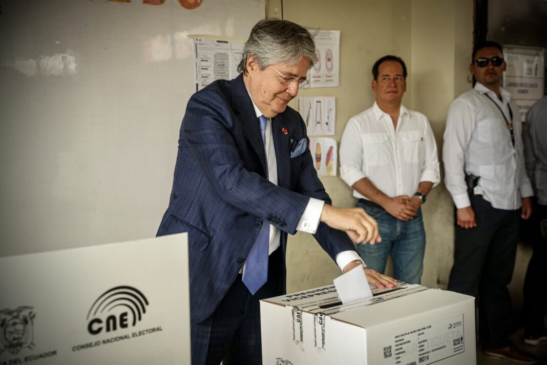 Presidente de Ecuador, Guillermo Lasso votando
