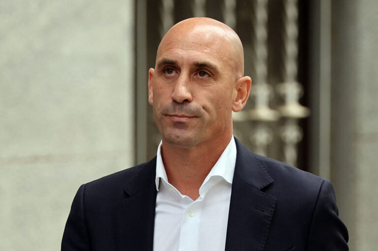 FIFA suspende 3 años a Luis Rubiales