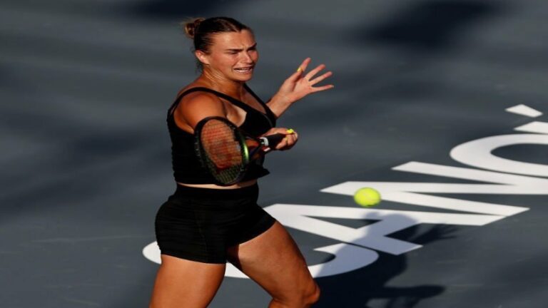 Sabalenka derribó a Sakkari en el inicio de la Finales WTA