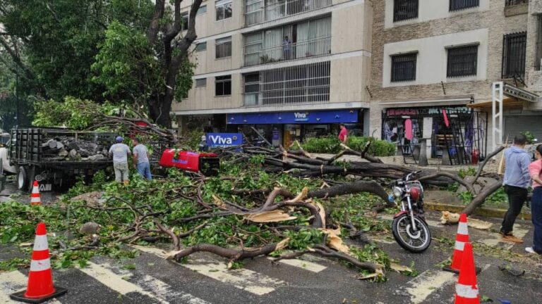 Reportan fuertes lluvias en Caracas la tarde de este viernes