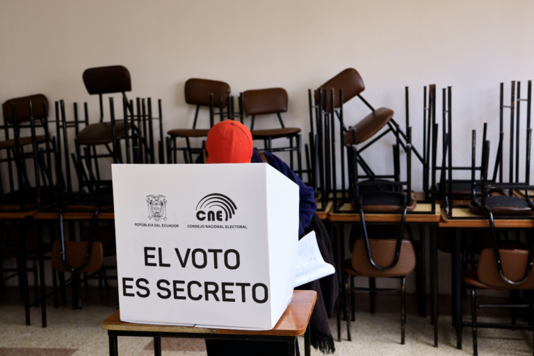 Se eleva a dos el número de detenidos por rellenar papeletas en elecciones de Ecuador