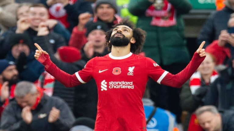 Mo Salah pone a soñar al Liverpool con la pelea por el título