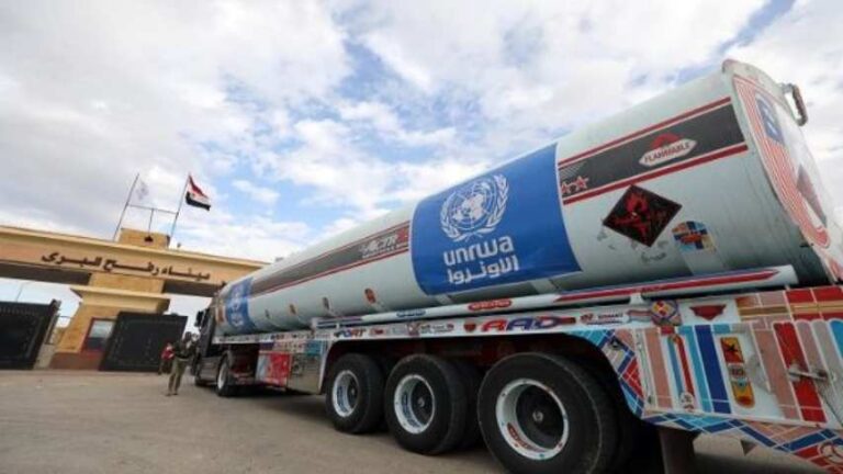 80 camiones con ayuda humanitaria son saqueados en el sur de Gaza