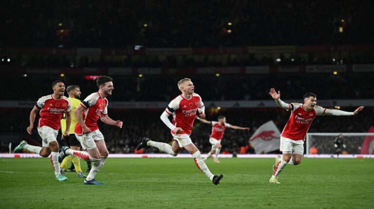 Arsenal se mantiene en la persecución por la cima