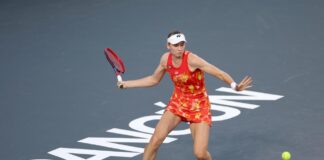 Rybakina elimina a Sakkari y sigue viva en las WTA Finals