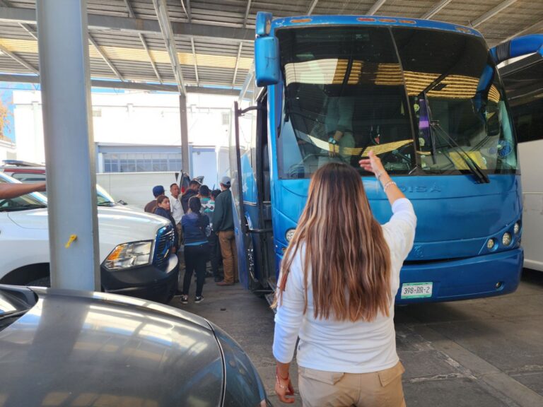 Autoridades de México hallan a 123 migrantes encerrados en un tráiler