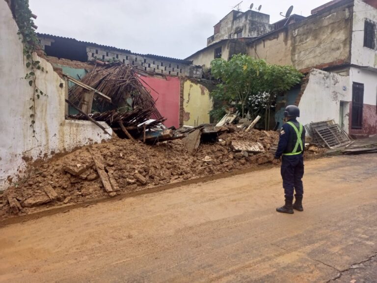Lluvias colapsaron la pared de una vivienda en Catia