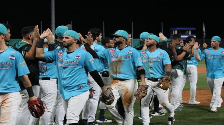 La barra brava explotó frente a Tiburones para dejarlos tendidos