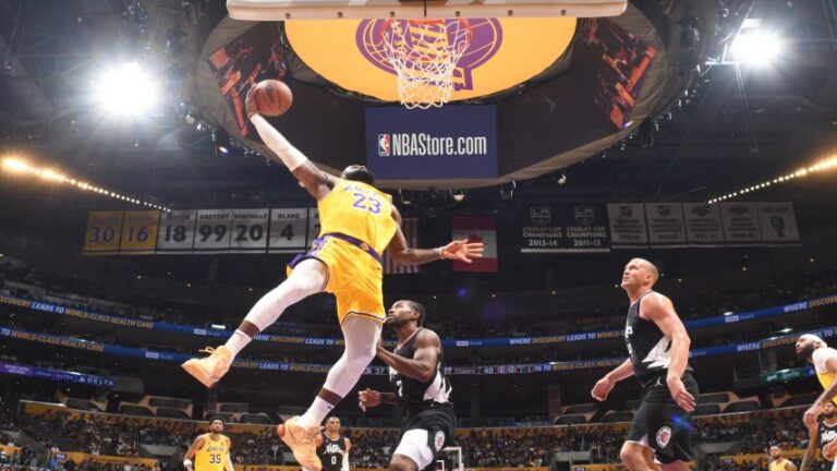 Lakers ganó el duelo angelino ante Clippers