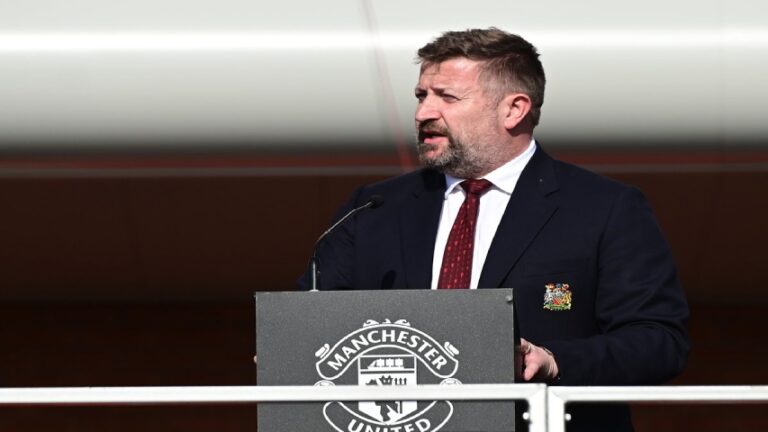 Manchester United informó la salida de su presidente ejecutivo