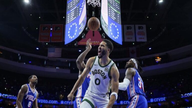 Tatum lideró a Boston en duelo de gigantes