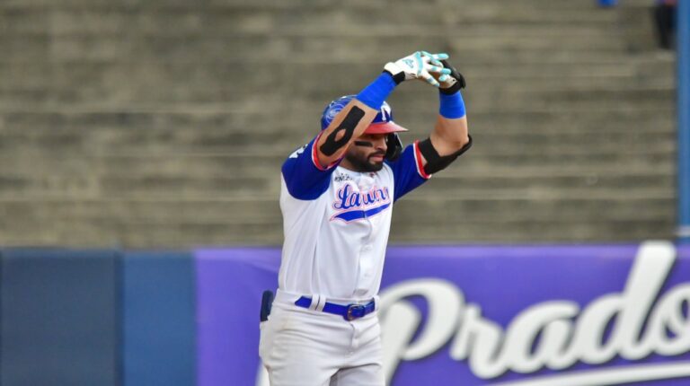 Tiburones apaleó a Magallanes bajo la lluvia de la capital