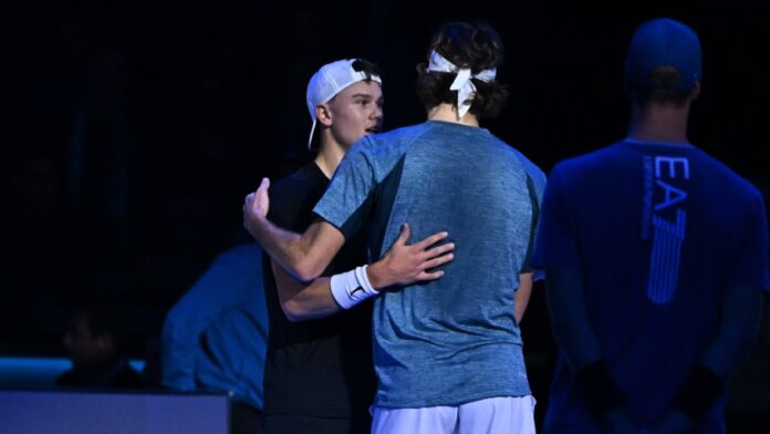 Tsitsipas se retiró ante Rune y cae eliminado