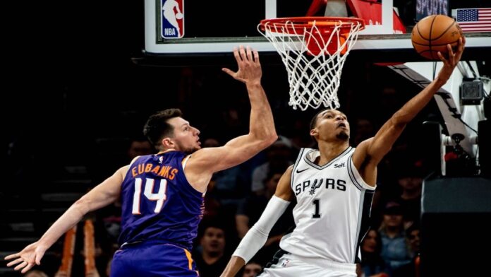 Wembanyama dio gran recital con San Antonio ante Suns