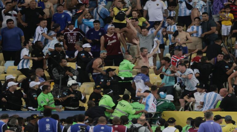 El partido Brasil vs Argentina se lleva a cabo pese a pelea en las gradas