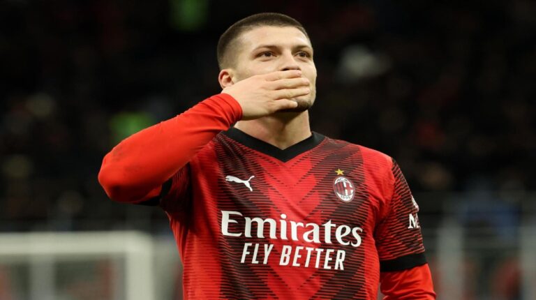 Jovic recondujo el rumbo del Milan a la victoria