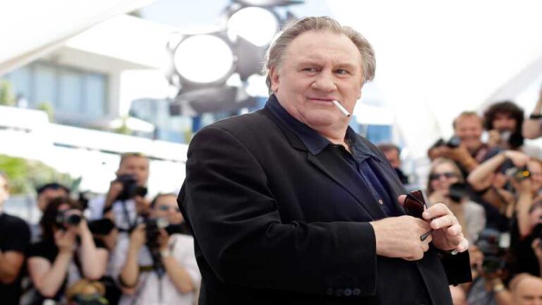 Depardieu pone su Legión de Honor a disposición de ministra de Cultura