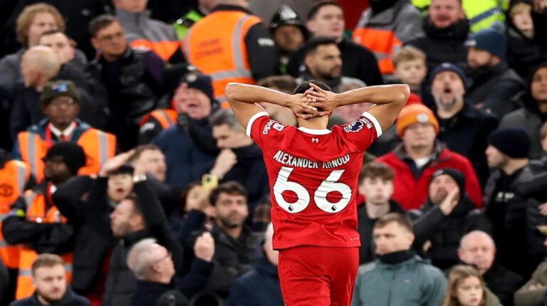 Liverpool no pudo derrumbar la muralla del United y cedió el liderato