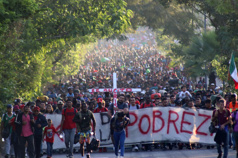 Unos 2.000 migrantes abandonan caravana y avanzan solos en sur de México