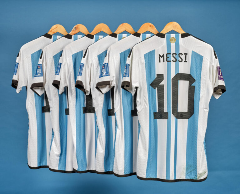 Vendidas por 7,8 millones de dólares 6 camisetas llevadas por Messi en Qatar 2022