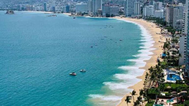 Desolación en playas mexicanas de Acapulco por escaso turismo tras huracán Otis