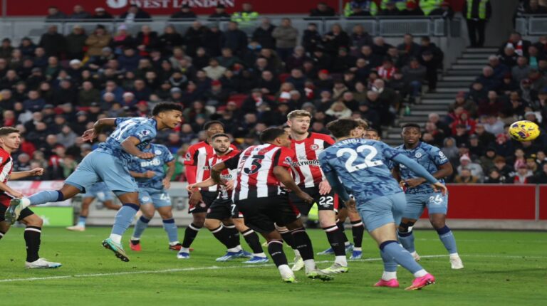 Aston Villa reaccionó a tiempo para seguir en la pelea