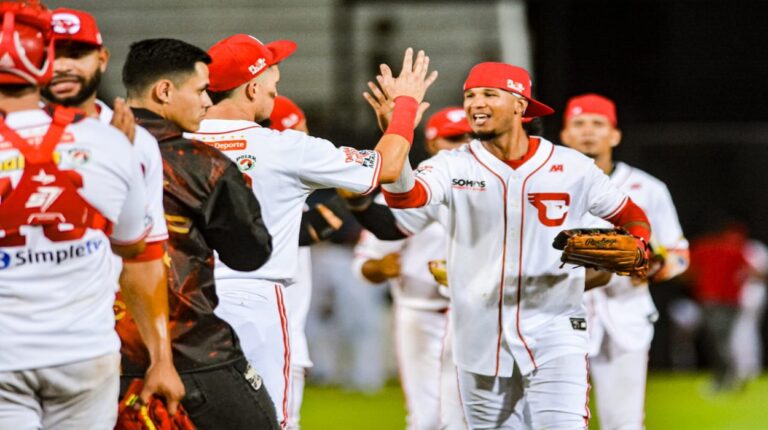 Cardenales dividió honores con Caribes en doble cartelera