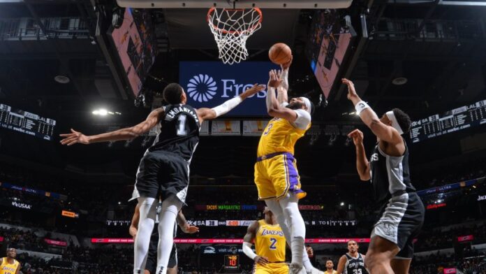 Wembanyama no pudo evitar la caída de Spurs ante Lakers