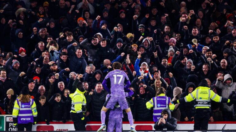 Liverpool le sigue la pista al Arsenal en la cima