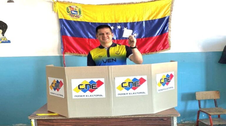 Ministro del Deporte ejerció su derecho al voto en Mérida
