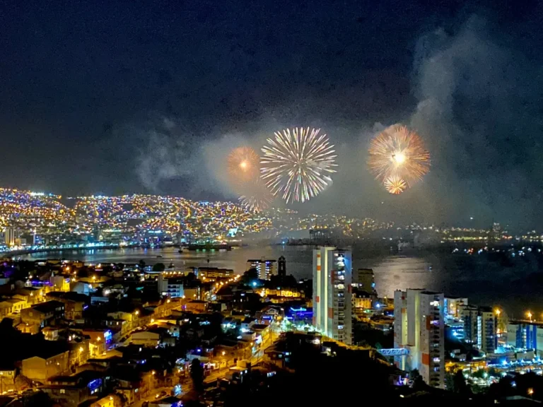 Después de 3 años Valparaíso recupera sus famosos fuegos artificiales de fin de año