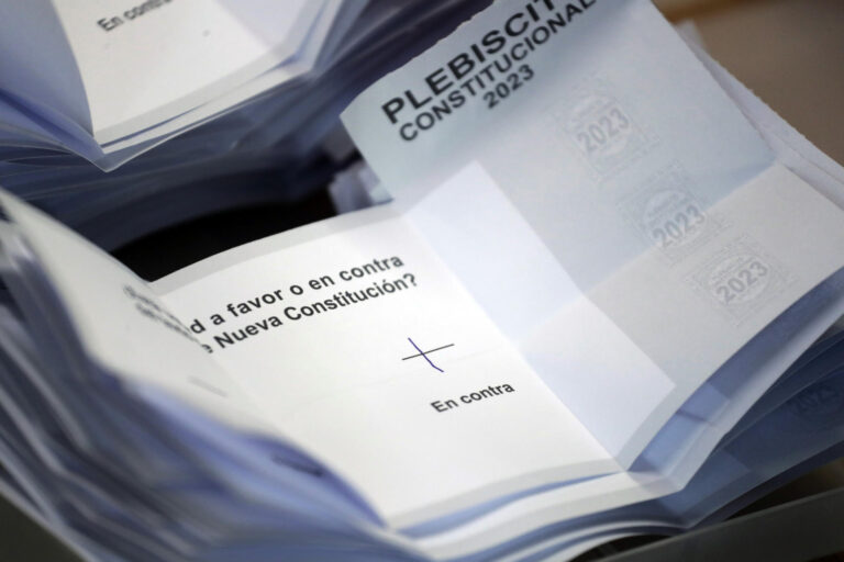 Con 50 % de los votos se impone el rechazo a nueva Constitución en Chile