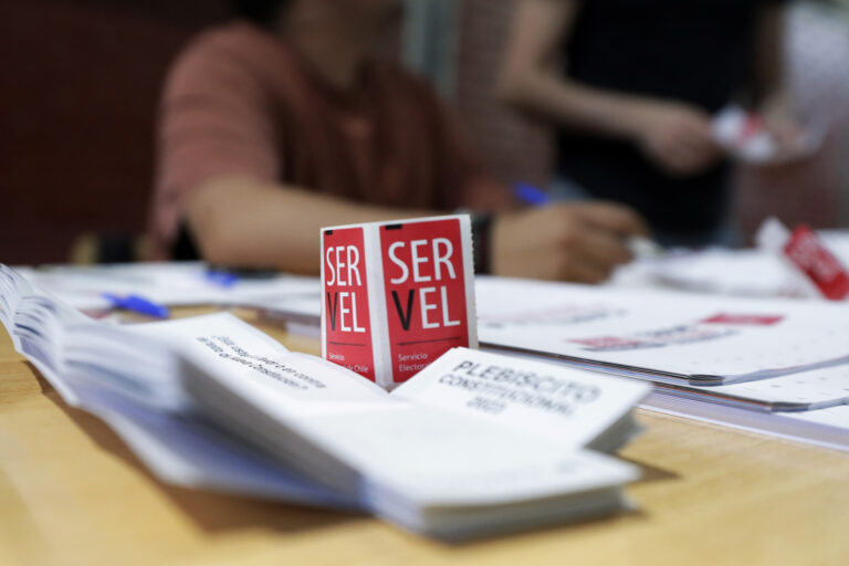 Rechazo a propuesta constitucional de corte conservador toma ventaja en Chile